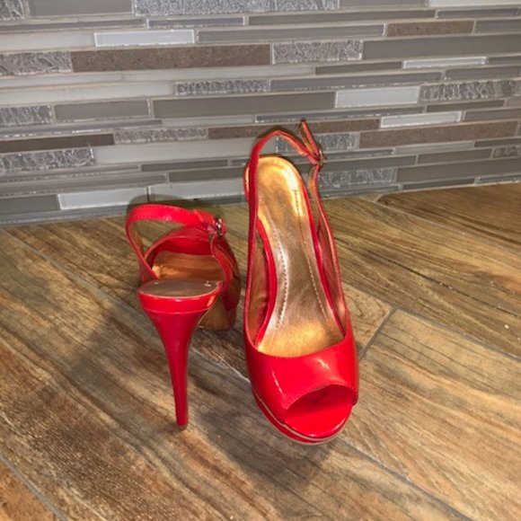 Red Patent BCBG Pumps size 7.5 - Picture 2 of 3